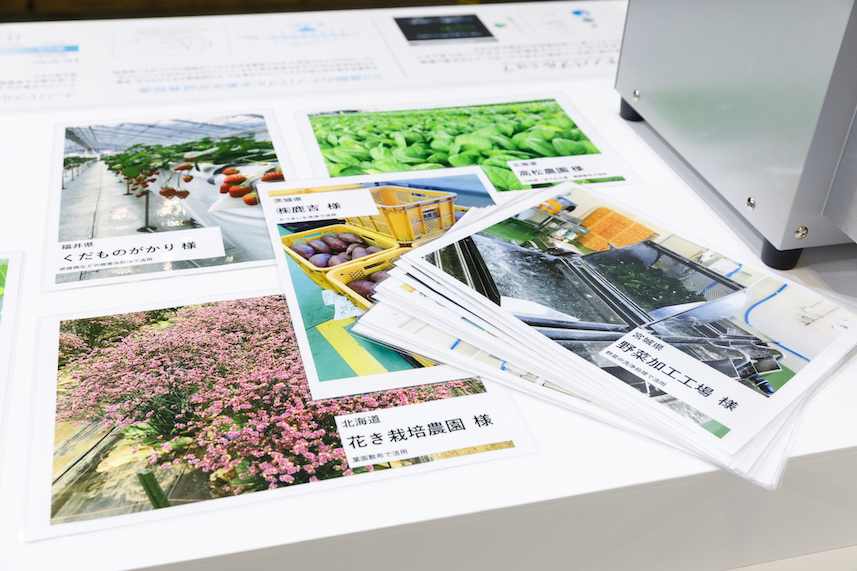 資料を配置することで来場者が入りやすくなります。