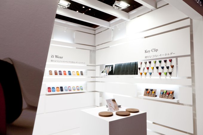 革小物のブランドの展示ブース2