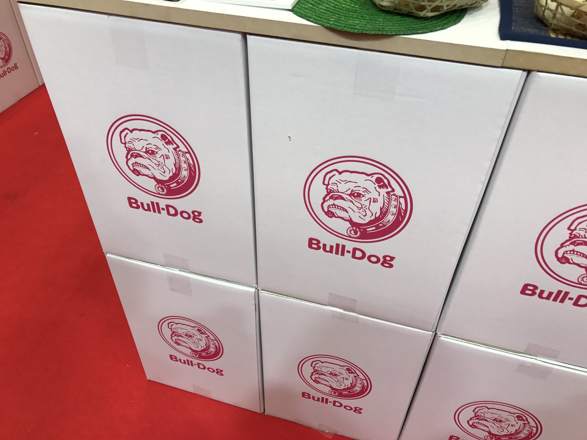段ボールを積んだ展示台の写真