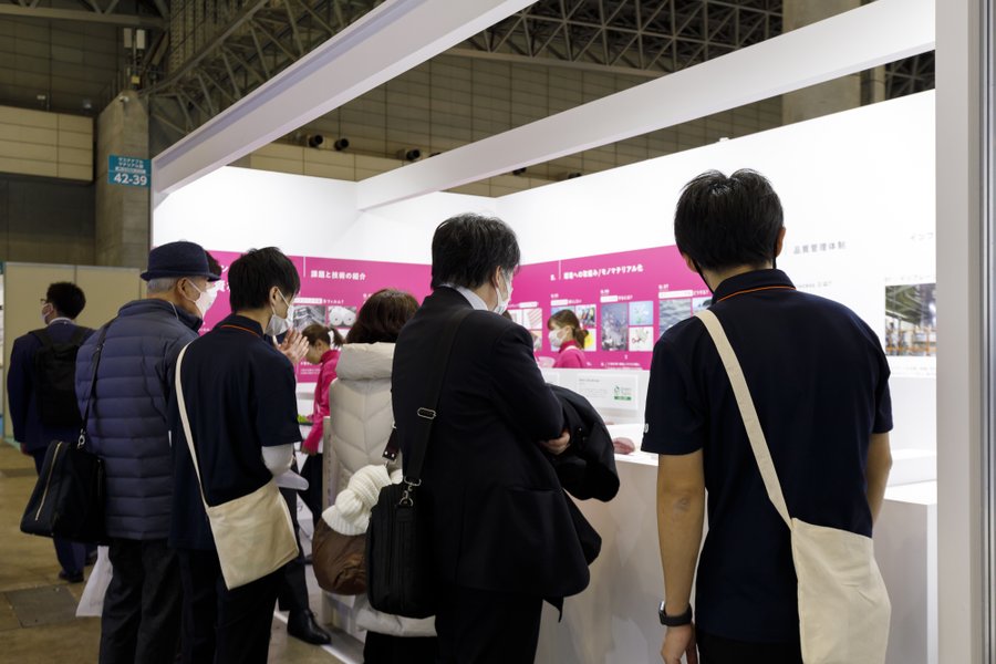 通路側に人が滞留している写真
