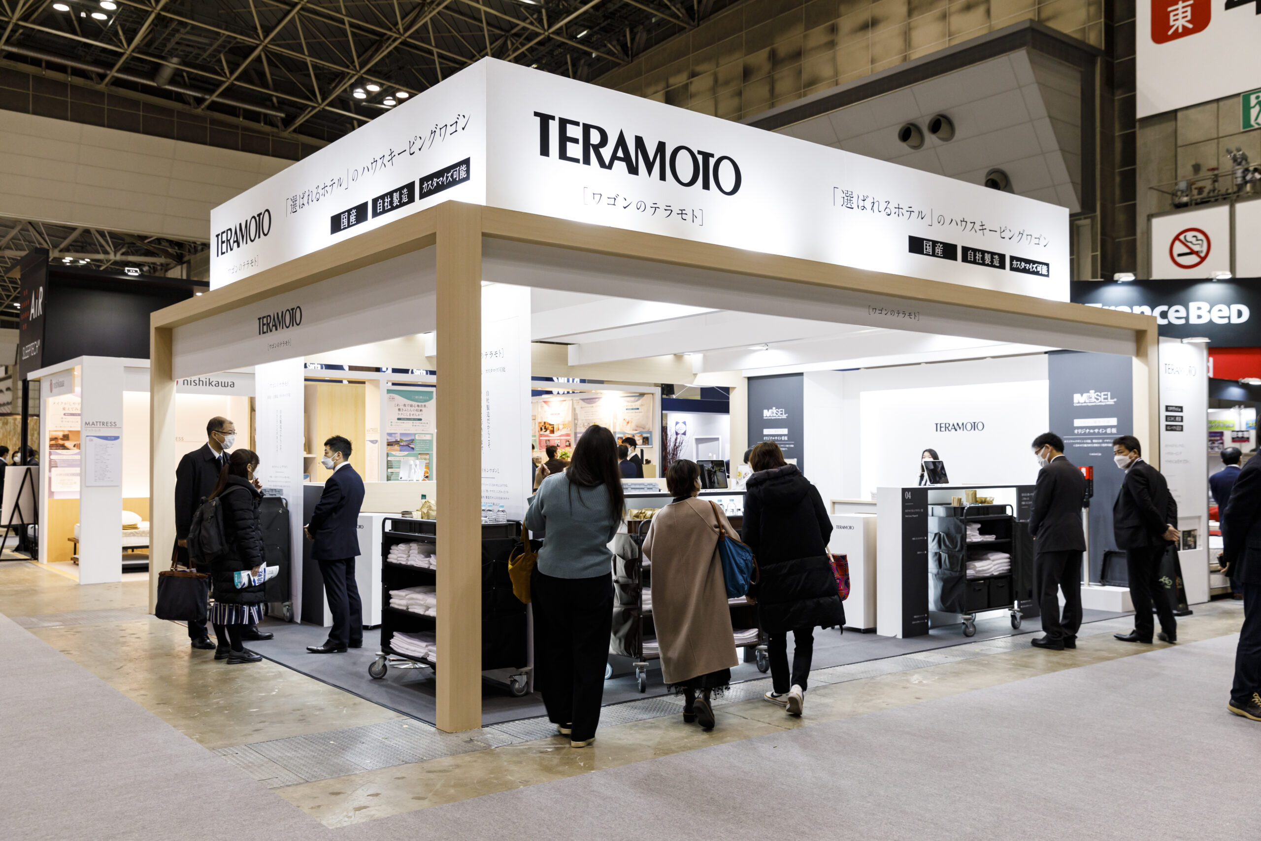 人が集まる展示ブースの様子