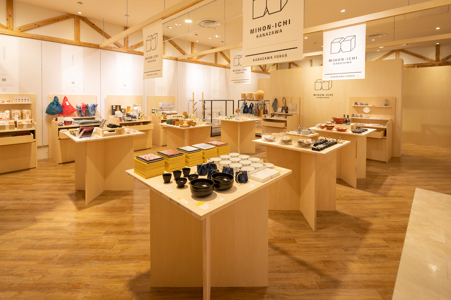 残置什器を再利用した展示ブース